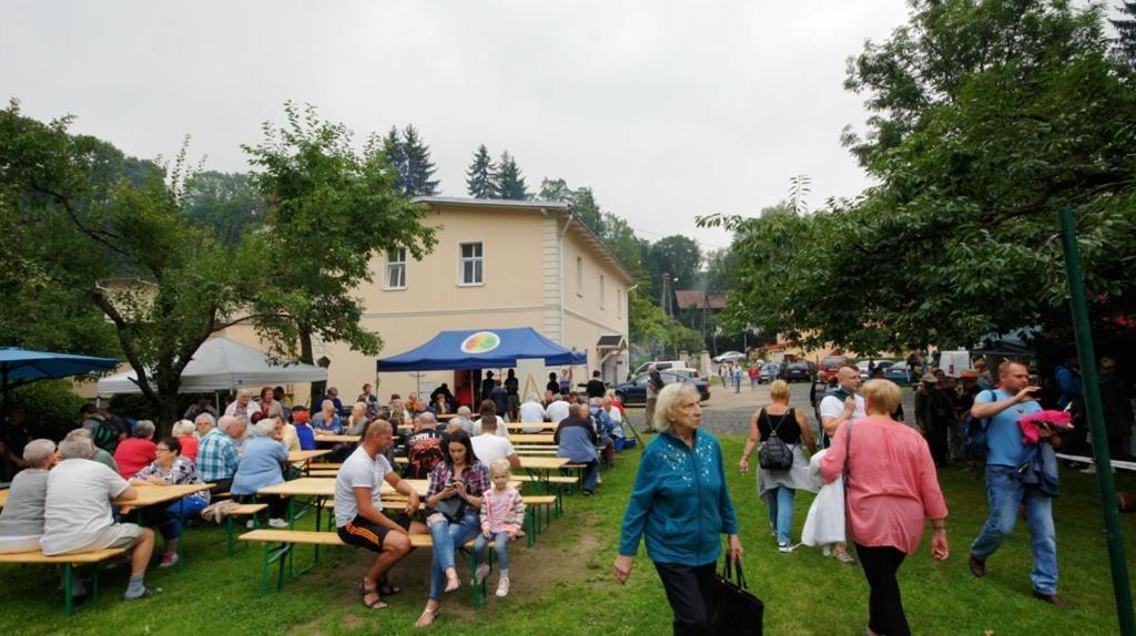 Gosciniec Jas -Sniadania I Obiadokolacje Szwedzki Stol W Cenie Bezplatny Parking 스클라르스카포렘바 외부 사진